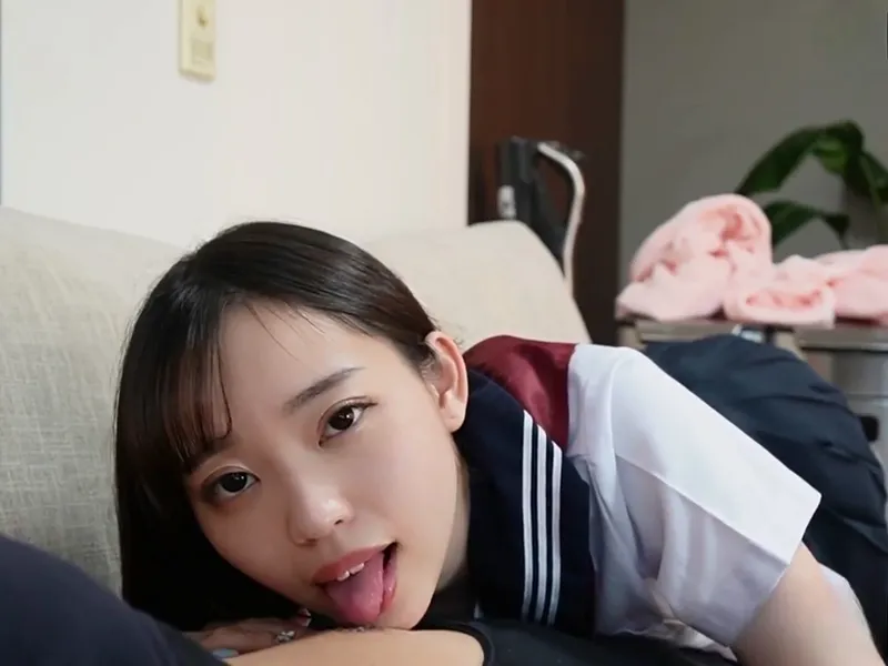 Nữ sinh ngây thơ bị tên ba cóc chọc chuối giả vào lồn